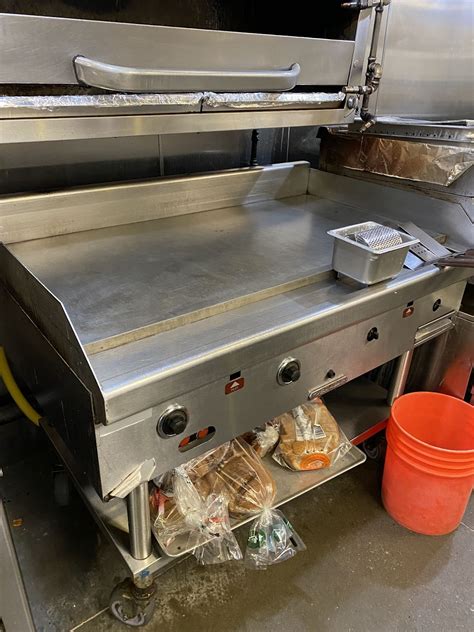 Flat top grill restaurant - This version of the Flat Top Grill 600 does not include grill grates. It only comes with a griddle top and the grill/unit. The Flat Top Grill is the best on the market for a few reasons: 1. Built in wind deflectors 2. Large heat diffusion plate under the griddle 3. Cross braces for extra strength 4. Leg levelers and leveling screws on the ...